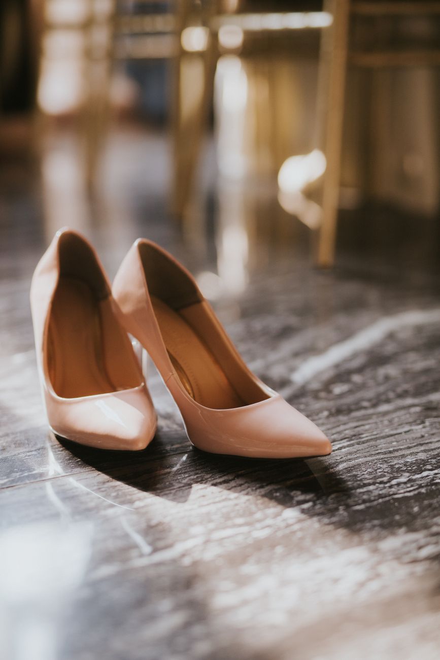 Scarpin nude de verniz com bico fino