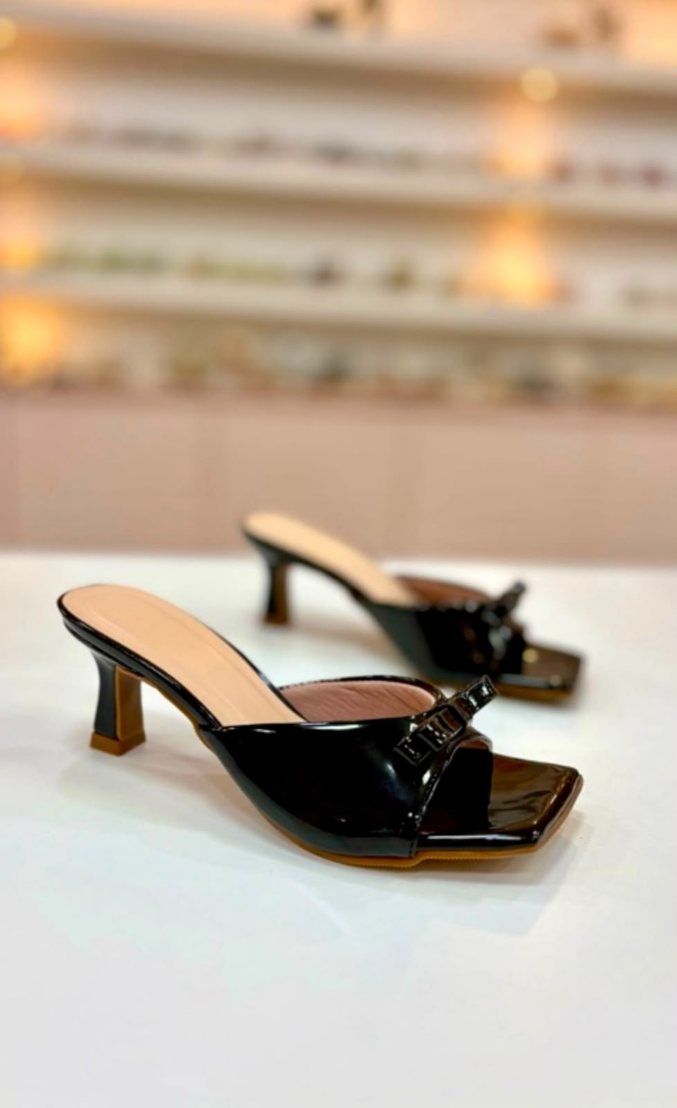 Mule preta de verniz com laço