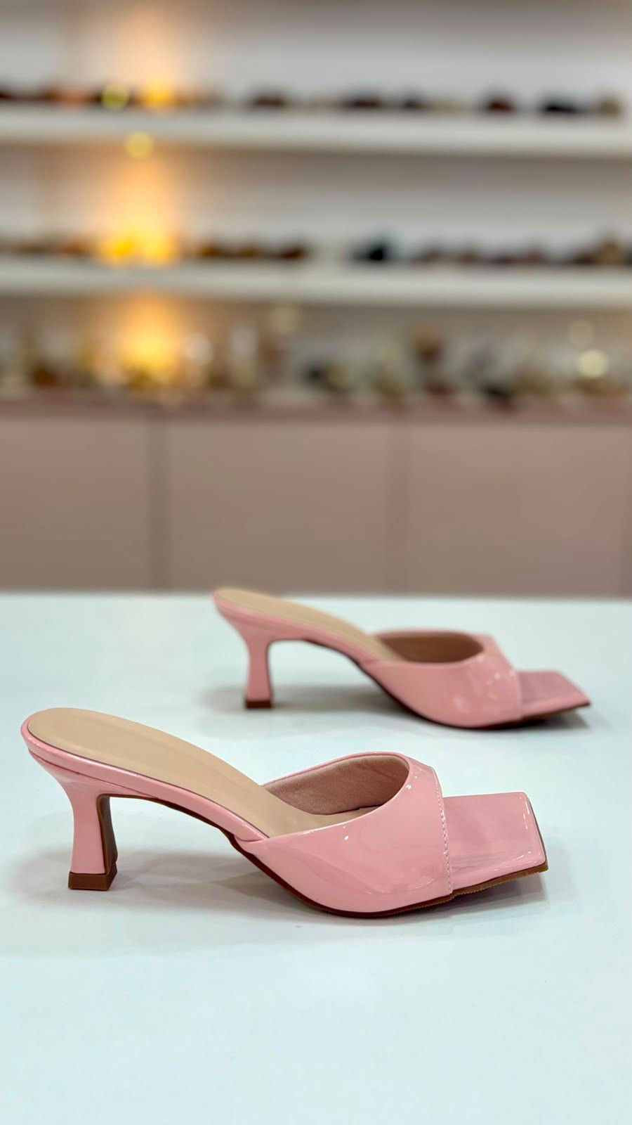 Mule rosa de verniz