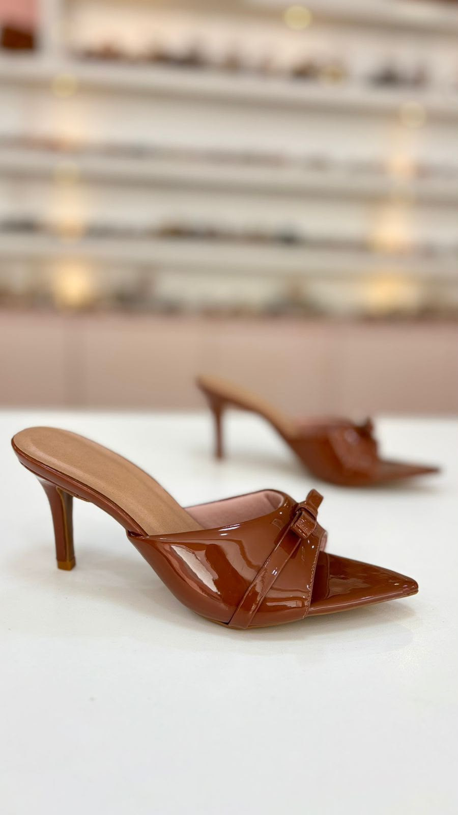 Mule caramelo de verniz